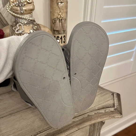 Elegant Gray Slide Sandals - Picture 3 of 3